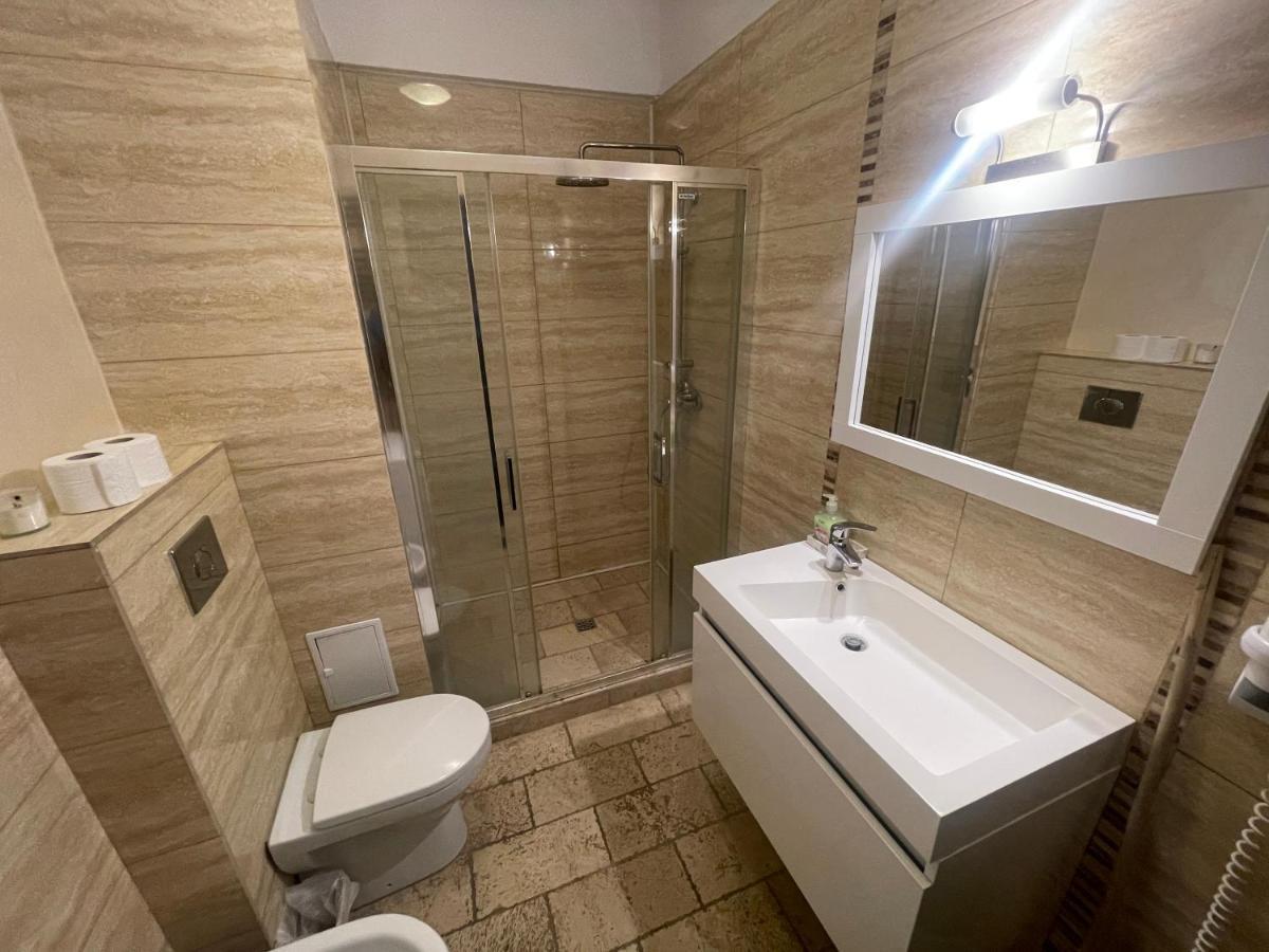 Sophia Lake View Suite Mamaia Buitenkant foto