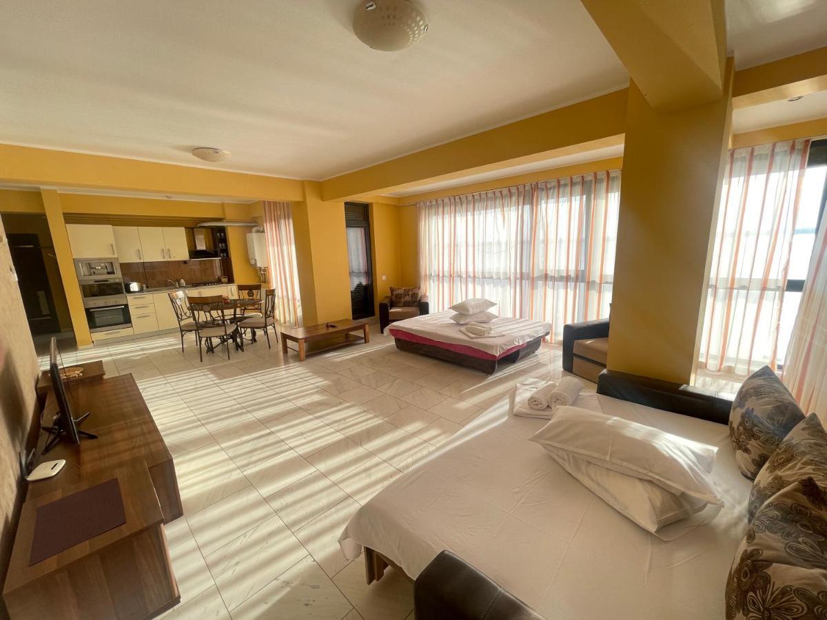 Sophia Lake View Suite Mamaia Buitenkant foto