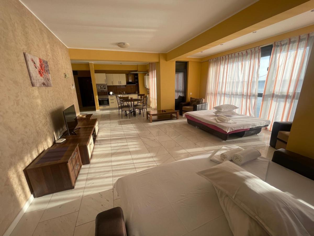 Sophia Lake View Suite Mamaia Buitenkant foto