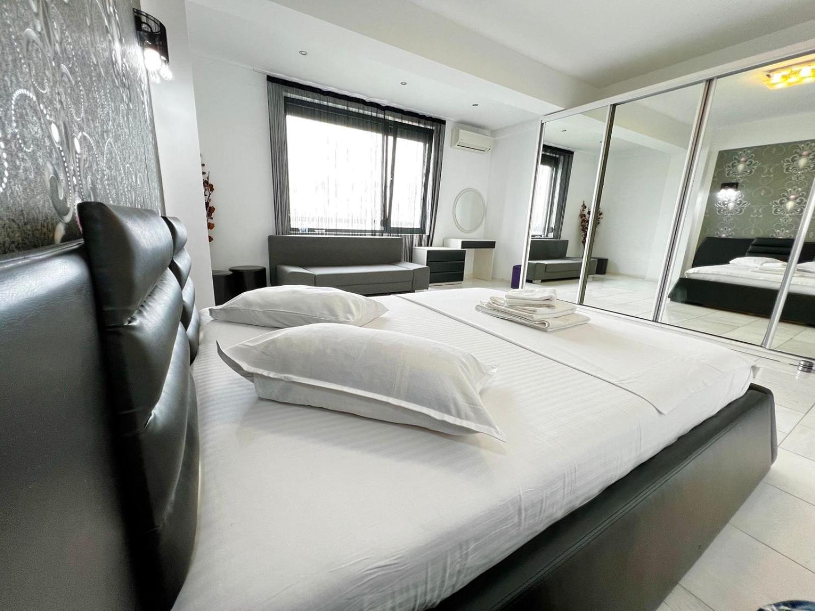 Sophia Lake View Suite Mamaia Buitenkant foto