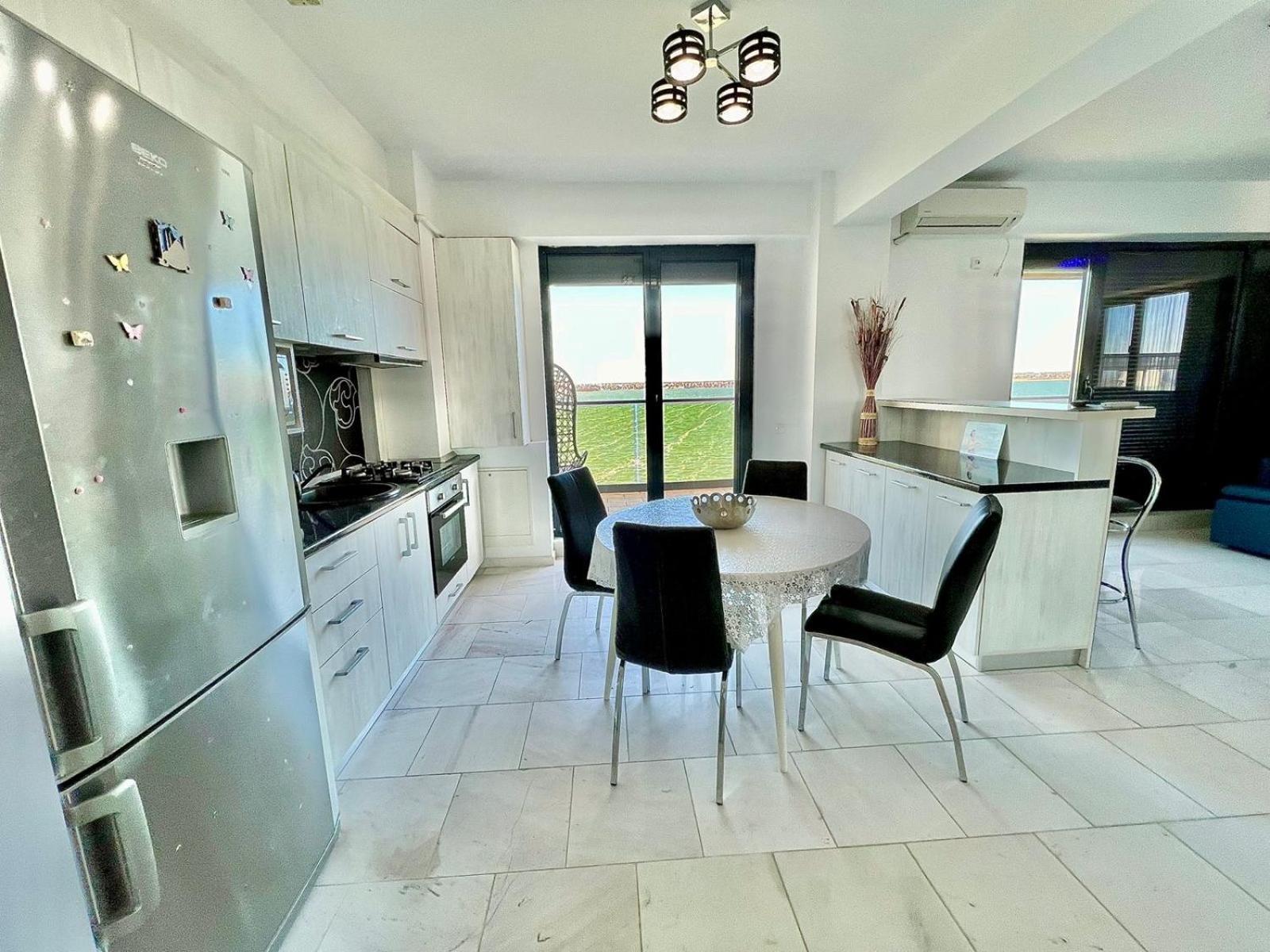 Sophia Lake View Suite Mamaia Buitenkant foto